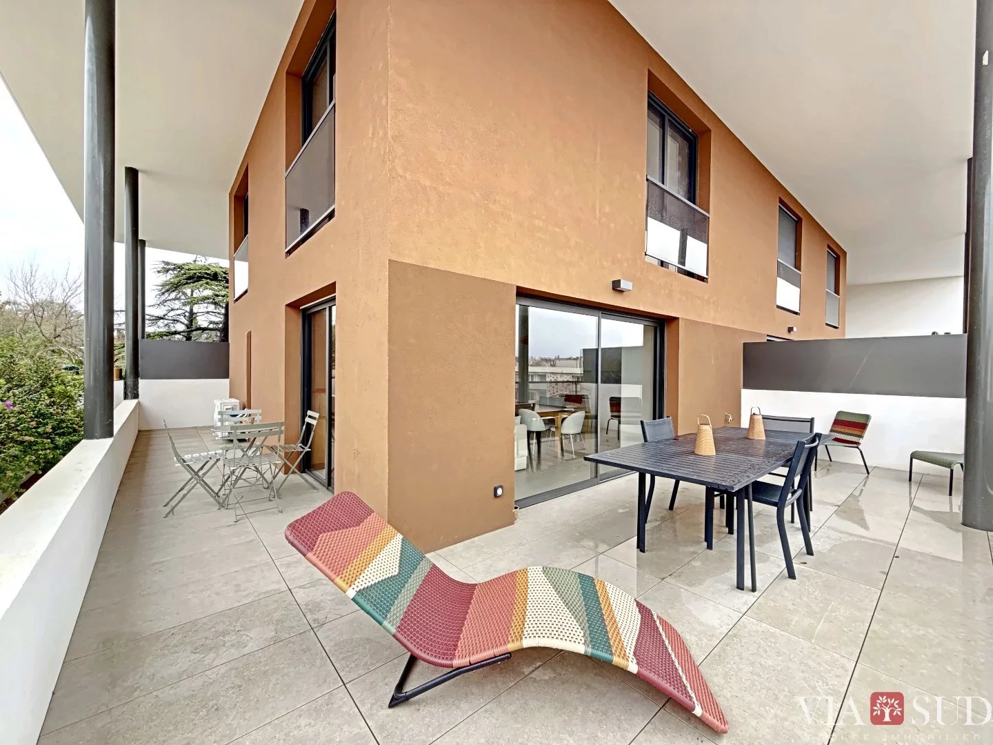 Exclusive  BÉZIERS  Arènes / Duguesclin district  Terrace, open views, peace and quiet, garage and lift: a rare property in the heart of the city