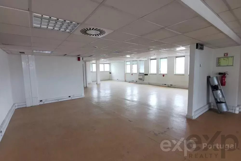 Edifico de escritórios em zona industrial comercial