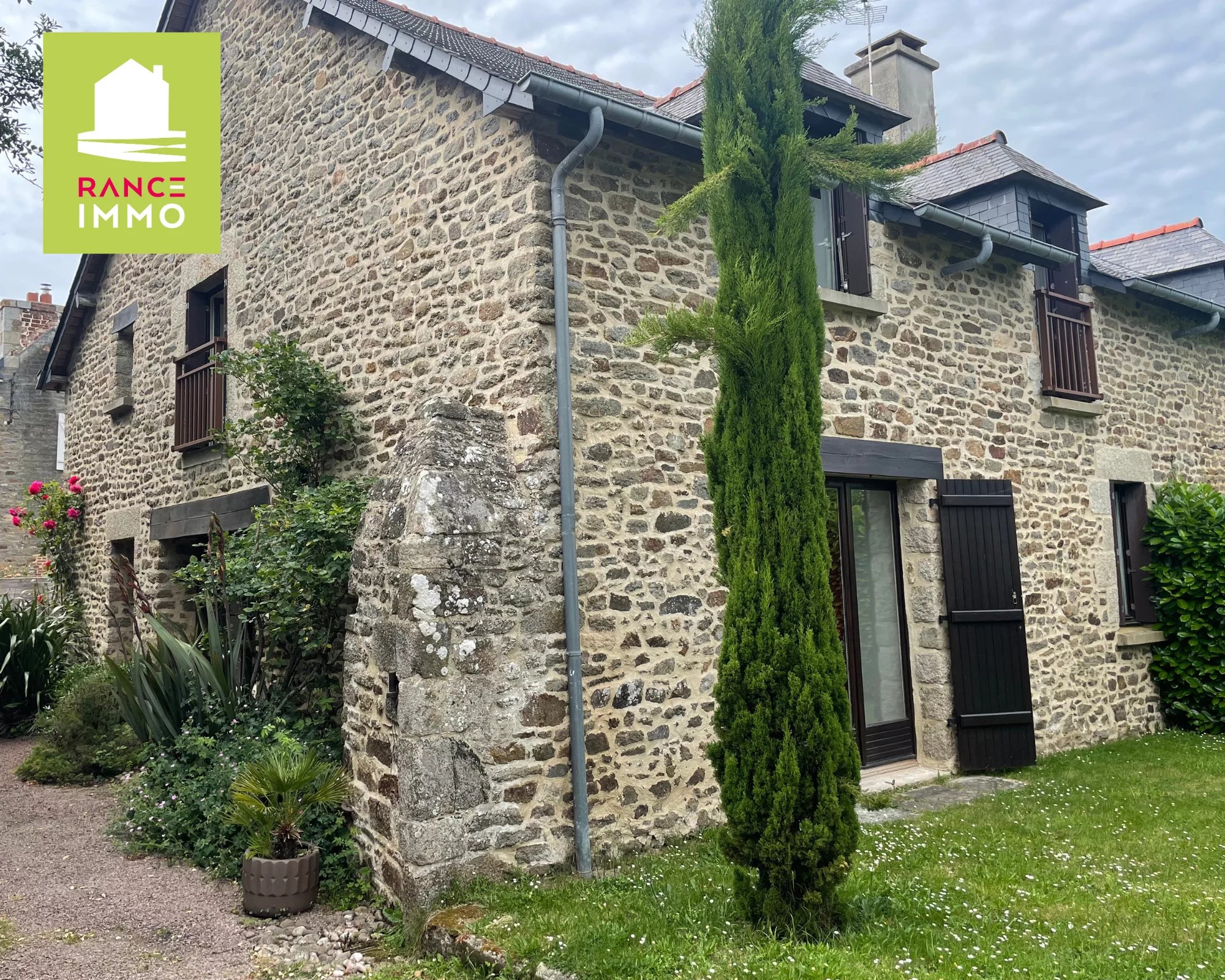EMPLACEMENT IDÉAL À LANVALLAY – MAISON FAMILIALE AU CALME, PROCHE DES COMMODITÉS