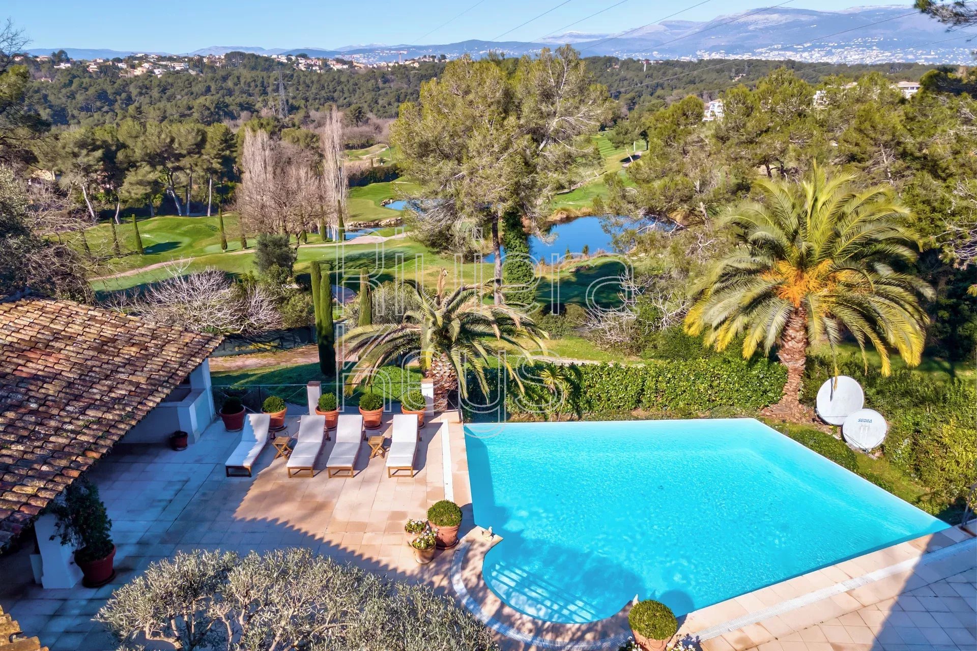 Propriété unique, piscine et vaste forêt sur le prestigieux golf du Royal Mougins