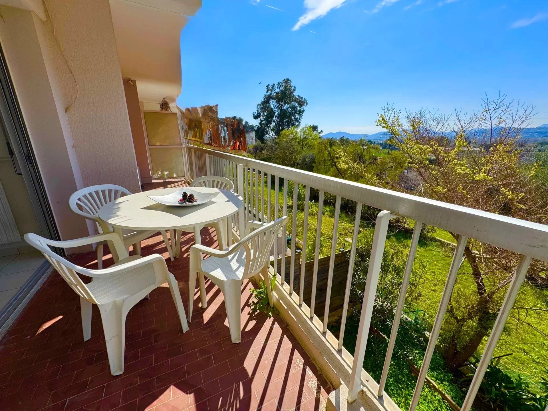 Cannes sale 2 rooms in  residence with swimming pool