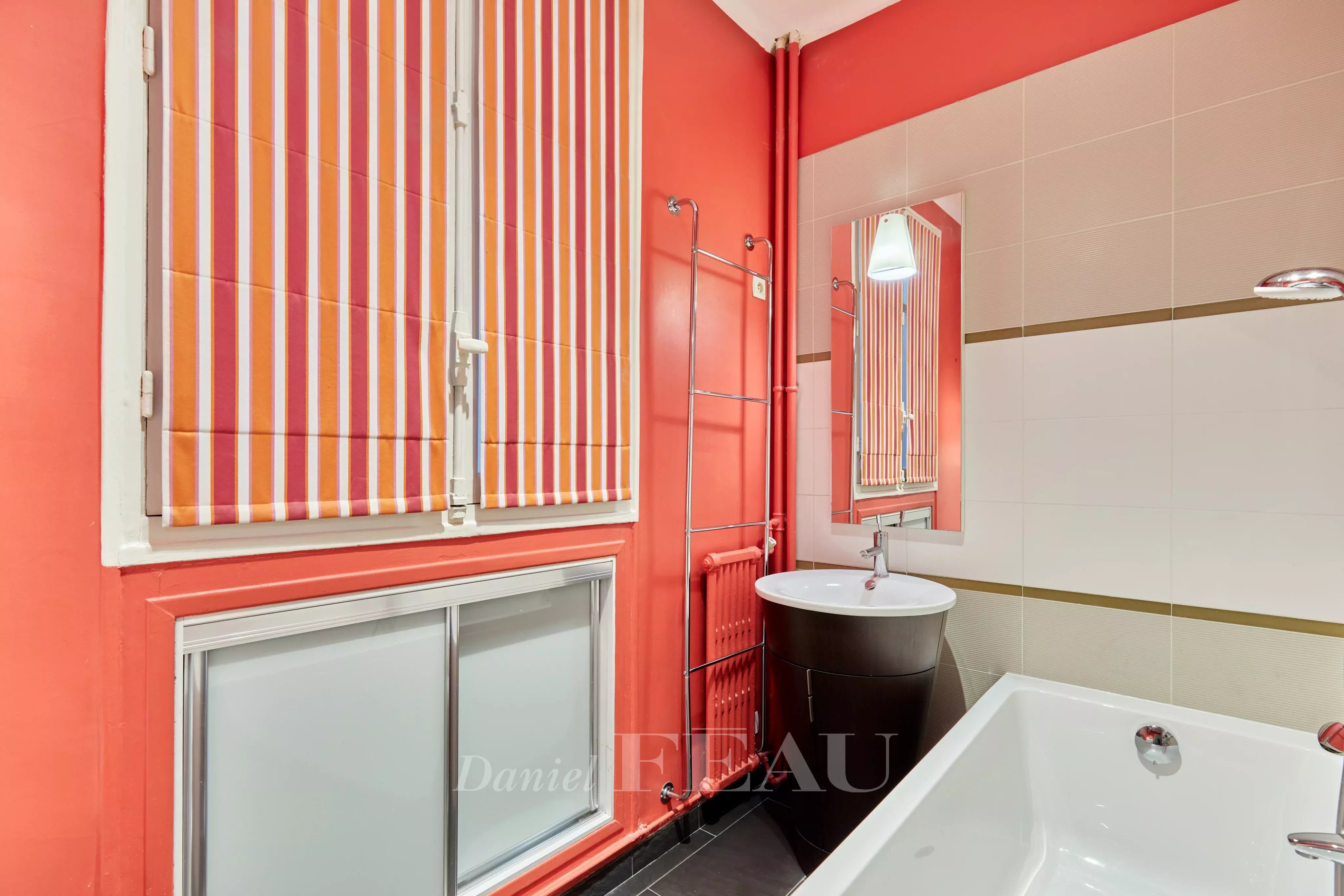 Salle de bains avec toilettes, rangements et fenêtre