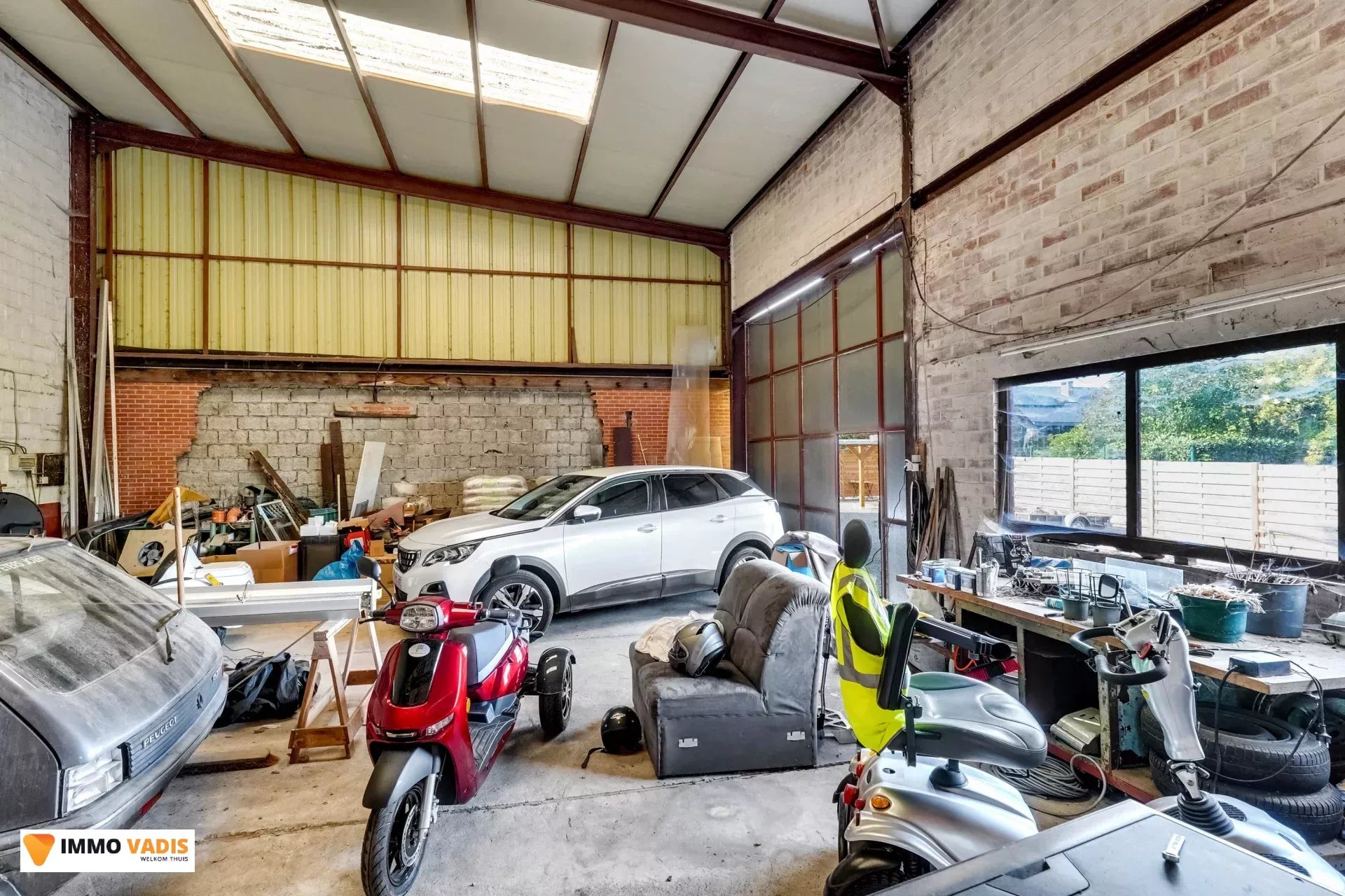 Te koop op lijfrente - Comfortabele villa met drie slaapkamers, twee garages en een magazijn.