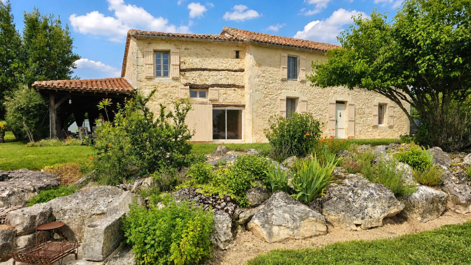 MAISON DE CAMPAGNE EN PIERRE SUR PLUS D'UN HECTARE