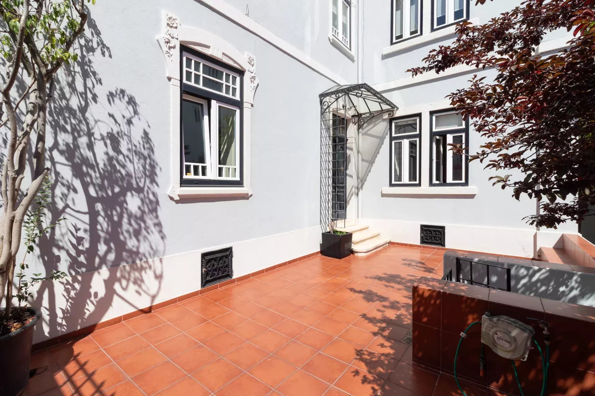 A 1909 Masterpiece: The Crown of Lisbon’s Hills 86119022 image 7