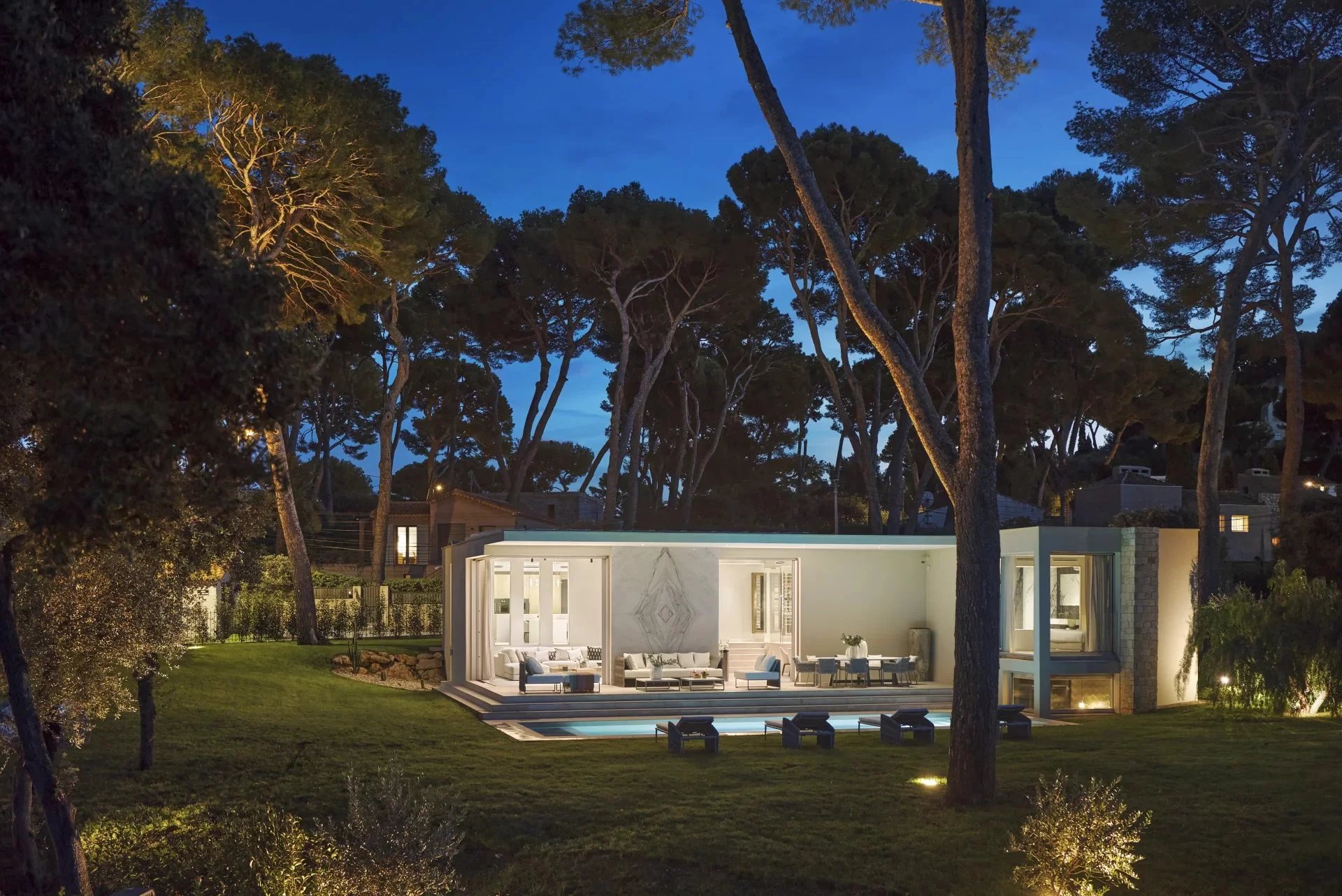 LUXUEUSE VILLA CONTEMPORAINE NEUVE - CAP D'ANTIBES