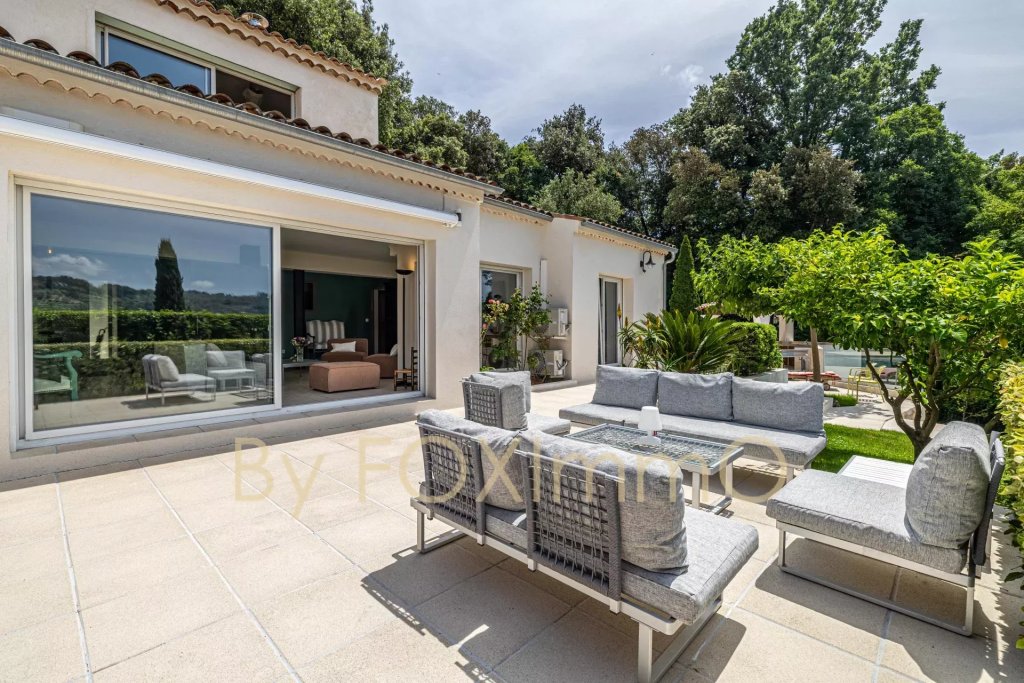 Villa for sale in La colle-sur-loup — Provencal villa with pool in a quiet residential neighborhood