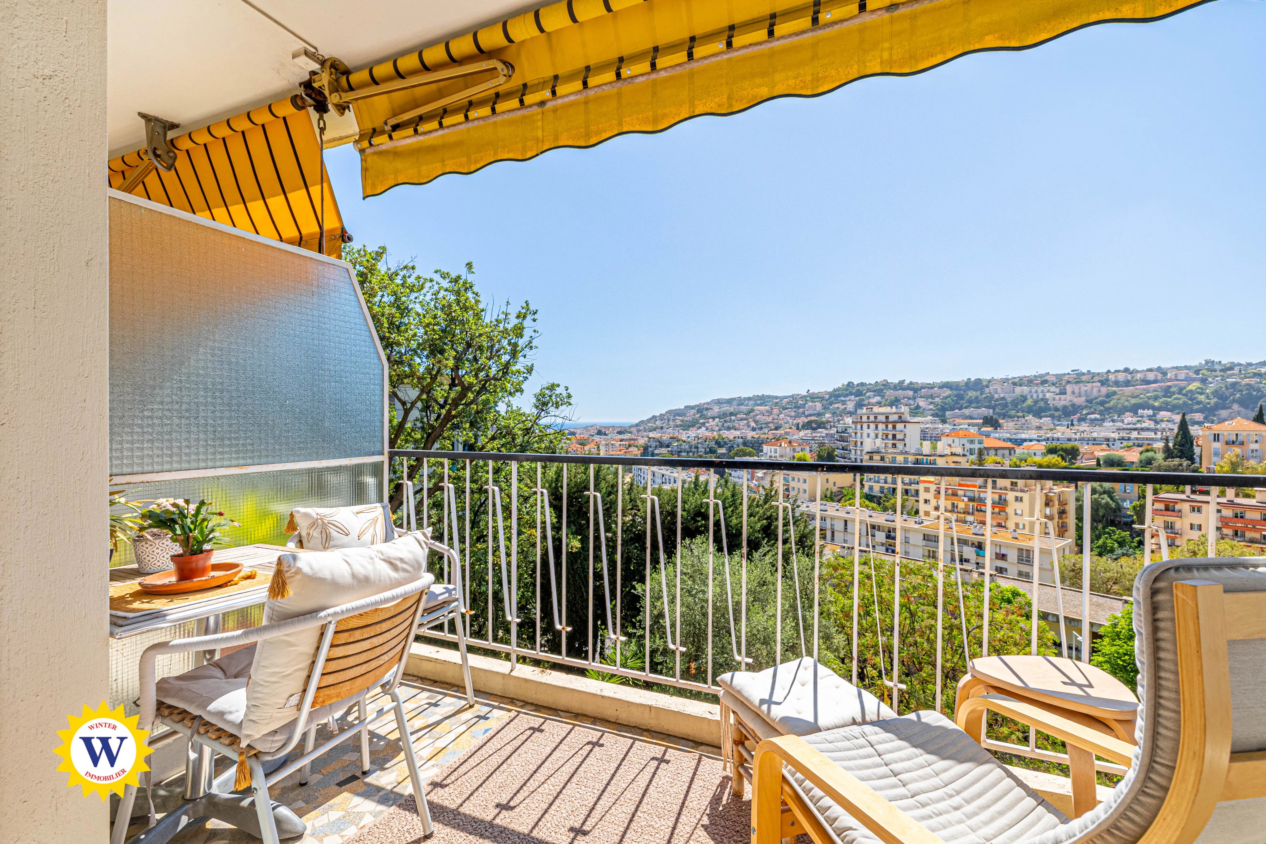 NICE NORD – 3 PIÈCES AVEC EXTÉRIEURS ET VUE MER DÉGAGÉE – GARAGE EN SUS - Photo 2