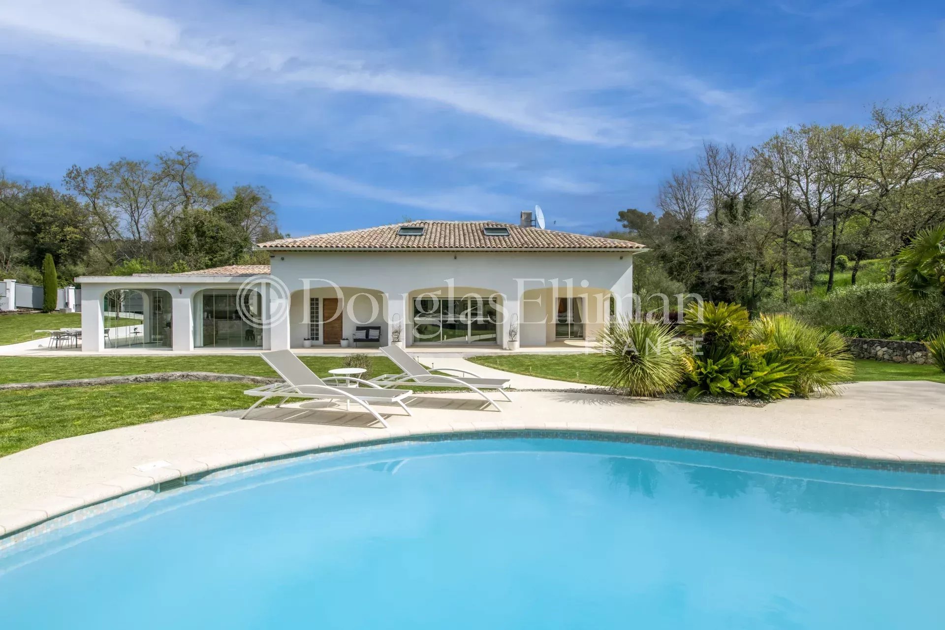 VALBONNE :  Superbe villa à pied du village - Image nᵒ2