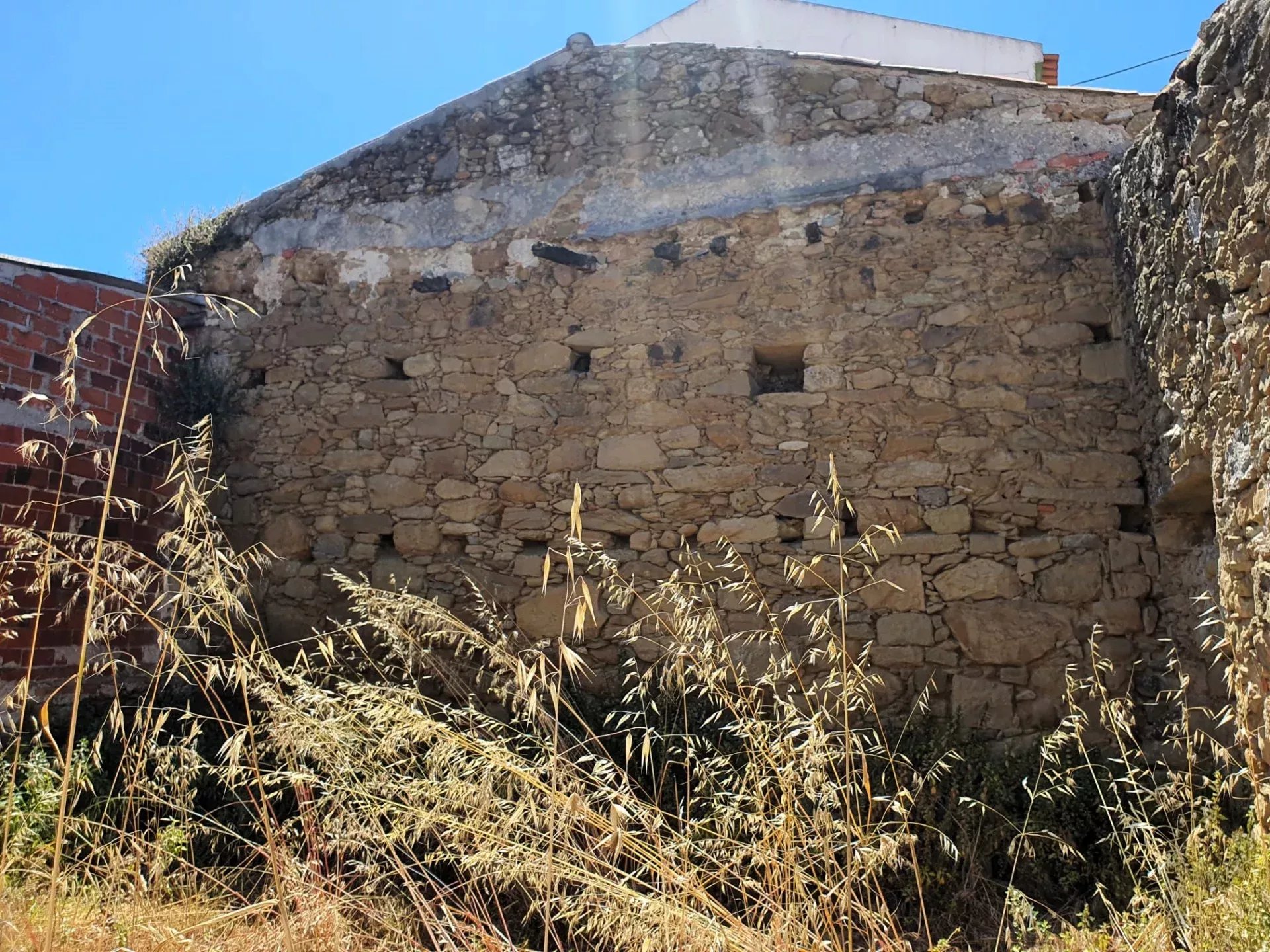 Ruined house 5 minutes from the beach