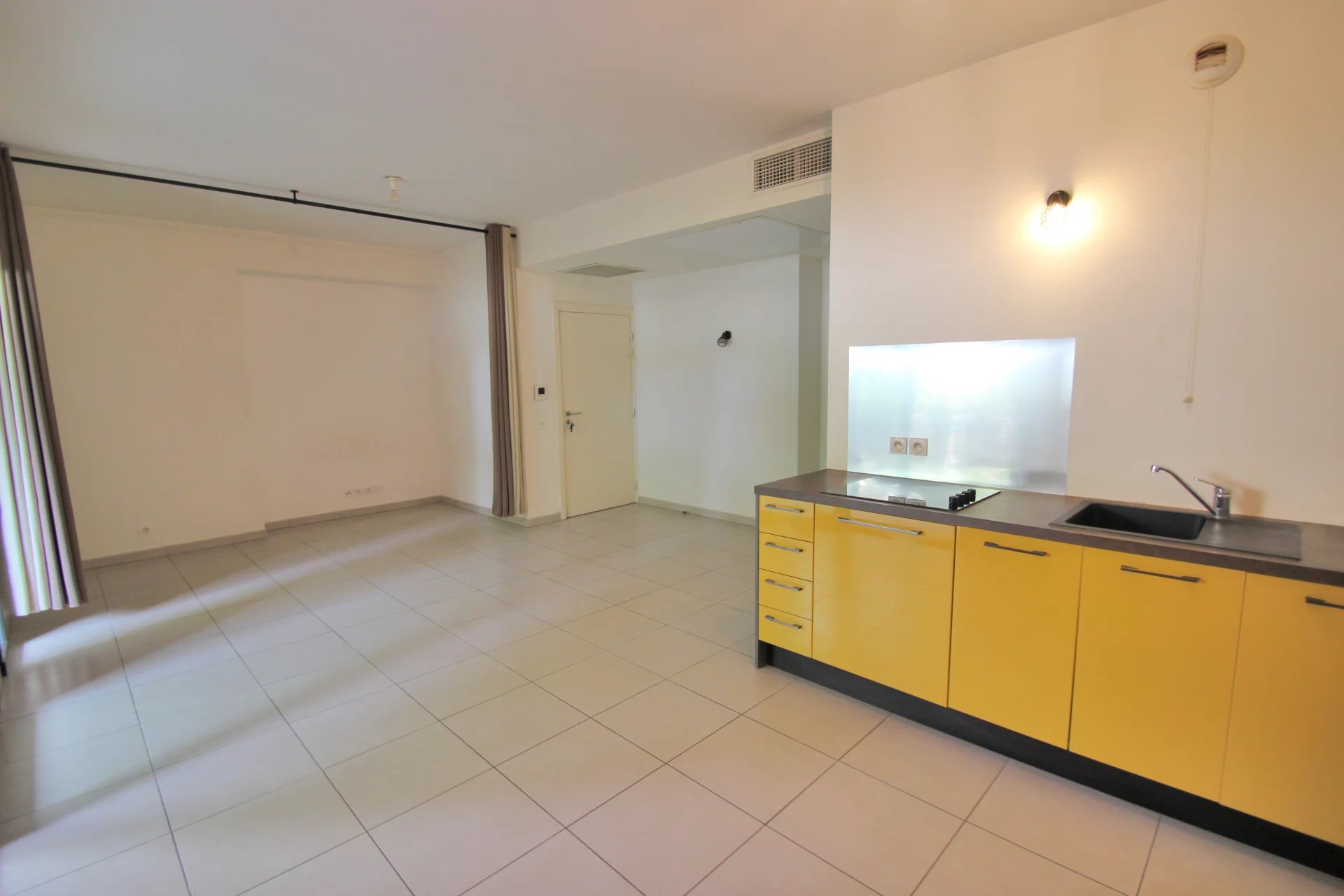 ROQUEBRUNE CAP MARTIN : Large studio | Parking | Terrace
