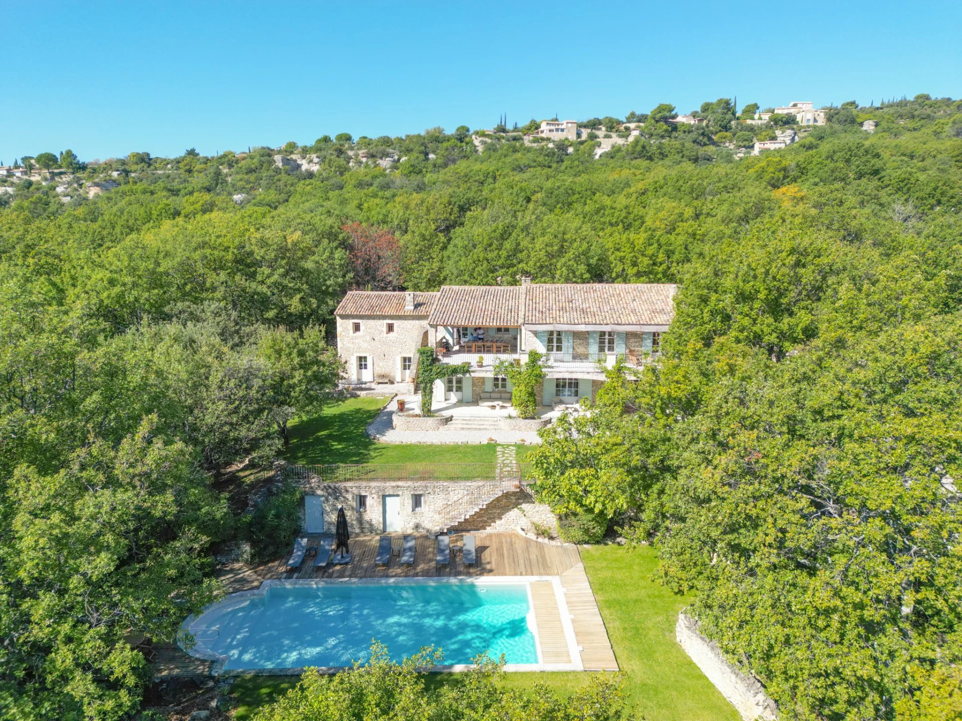 Gordes - Magnificent stone house with views and swimming pool, a stone's throw from the village centre