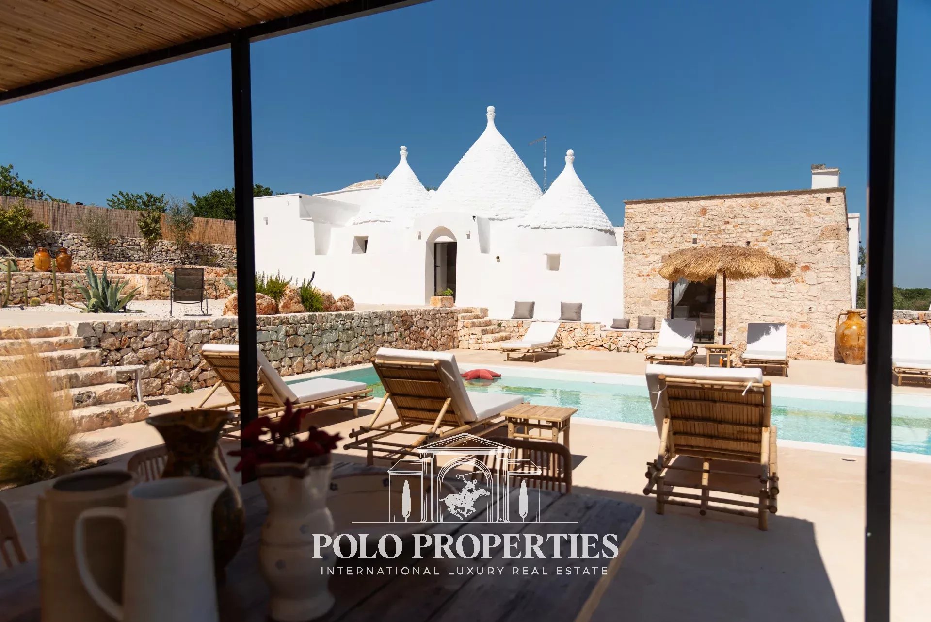 COMPLESSO DI TRULLI E LAMIE CON PISCINA NEL CUORE DELLA CAMPAGNA DI OSTUNI