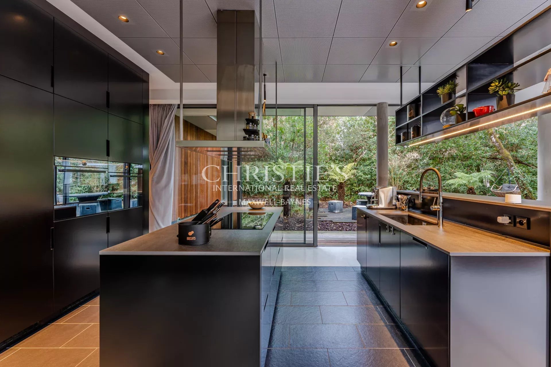 5 Bedroom Villa/Townhouse's Image 3