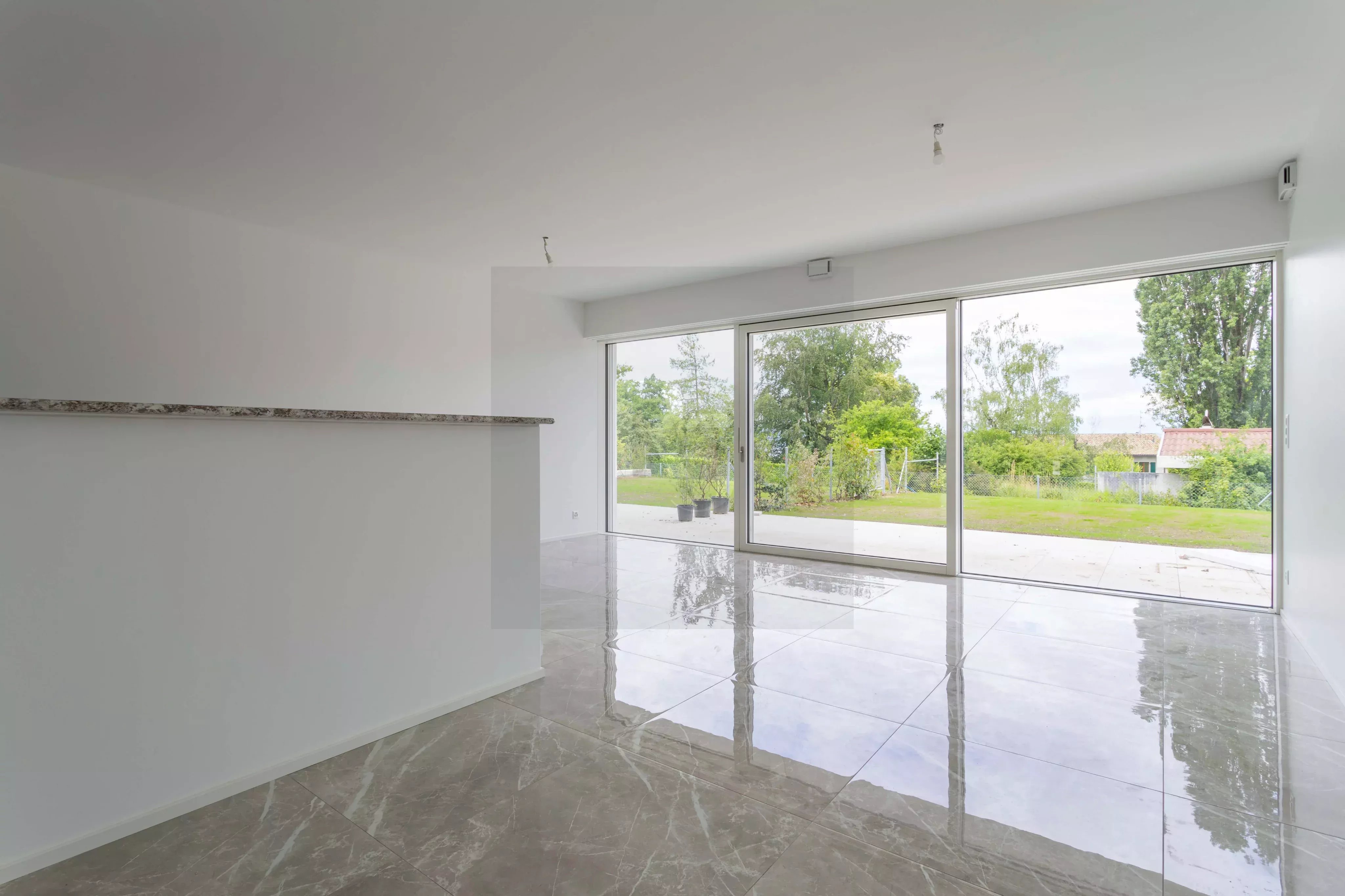 Modern 2-Bedroom Apartment with Garden in Vésenaz — photo 1