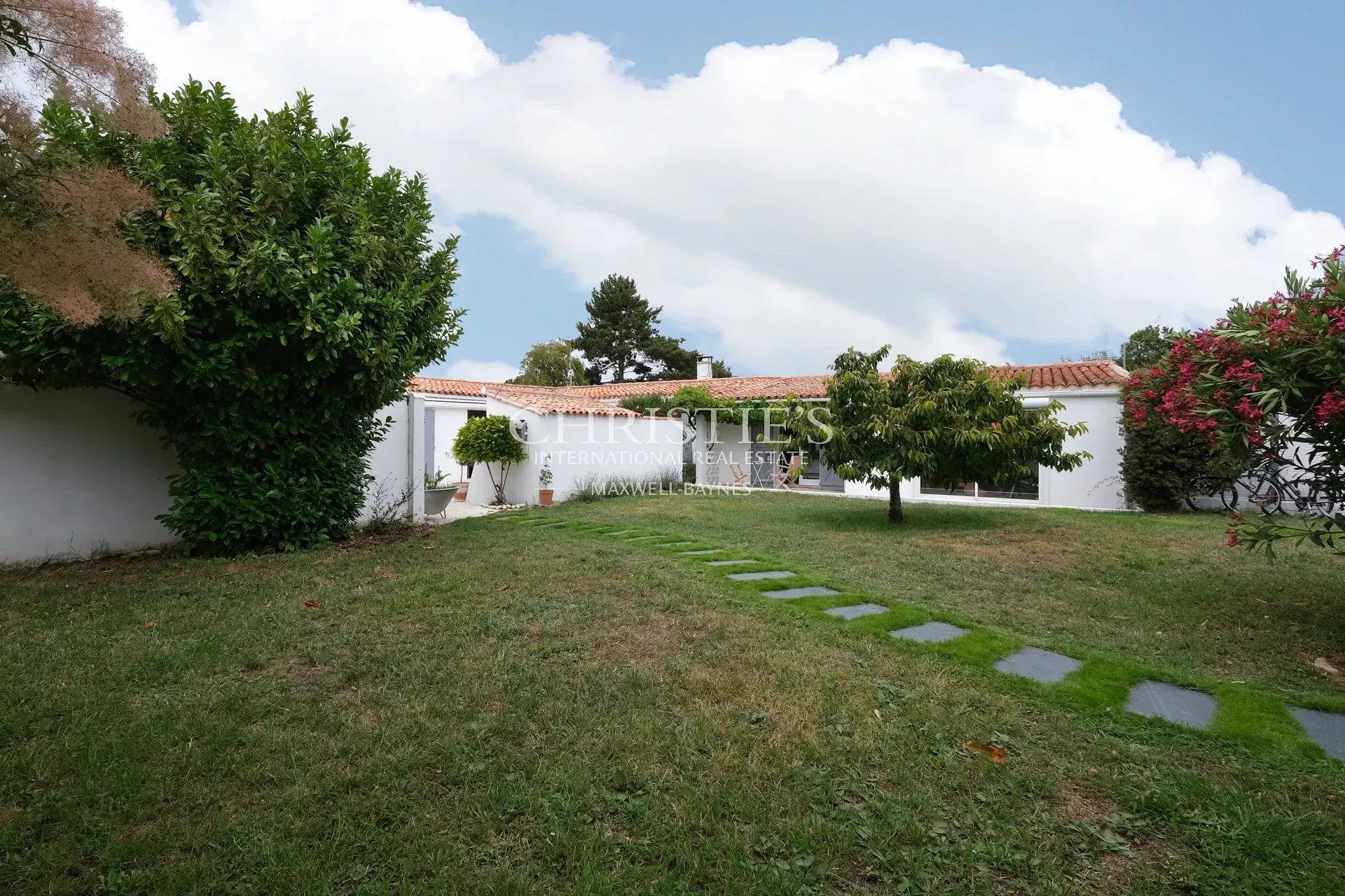 5 Bedroom Villa/Townhouse's Image 3