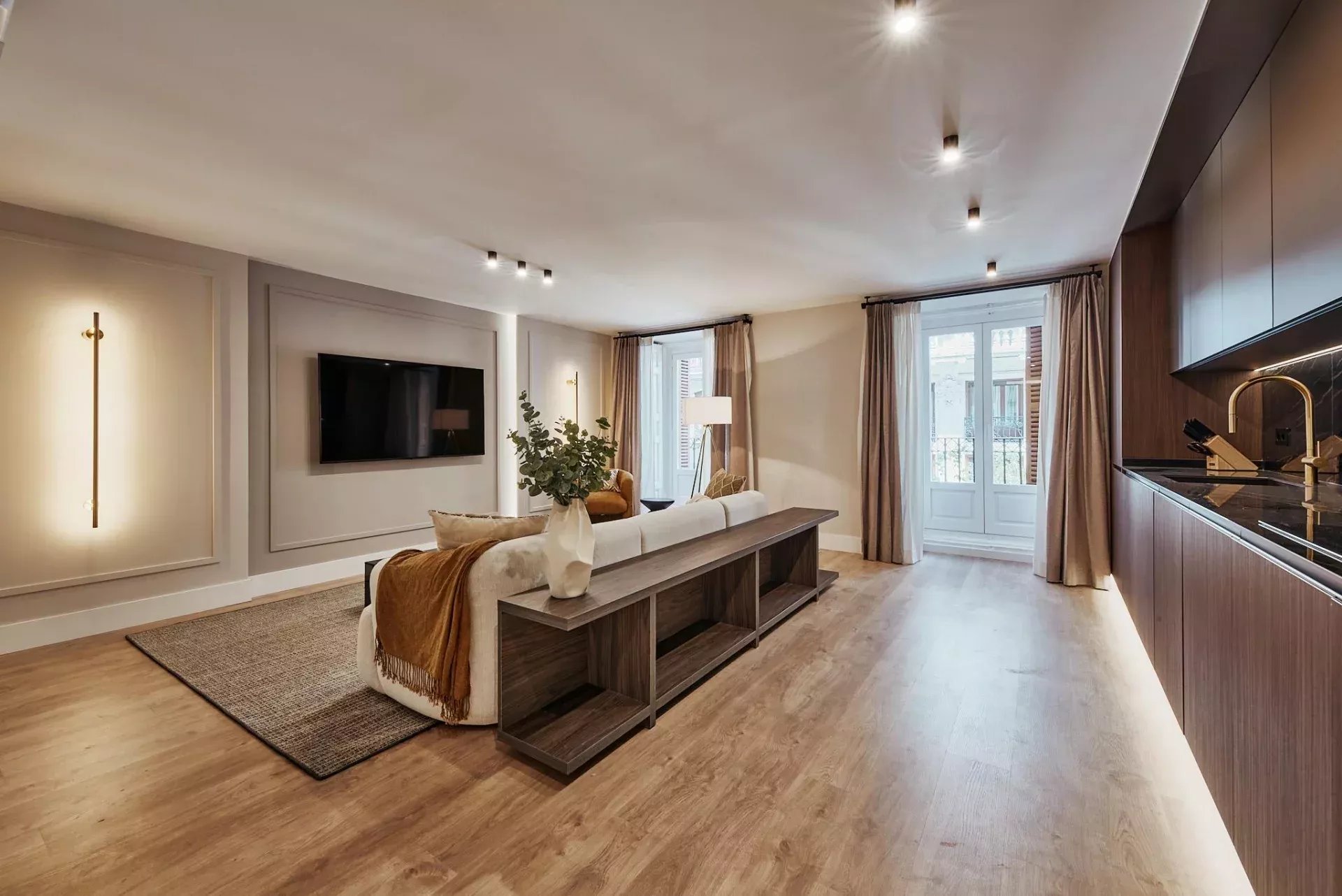 Renovated apartment on the central Calle Mayor - picture 4