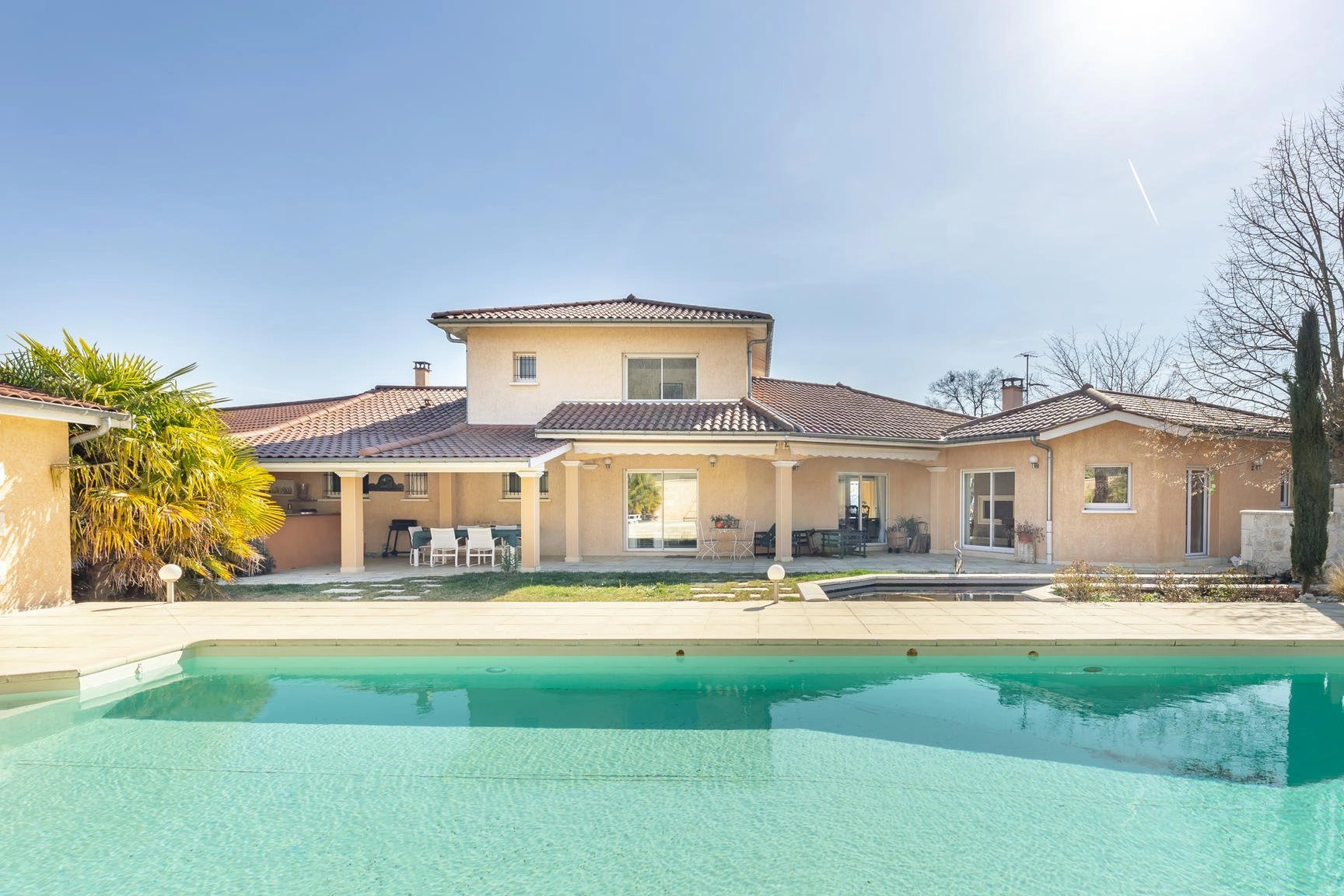Propriété d'env 240 m² avec piscine sur Morancé