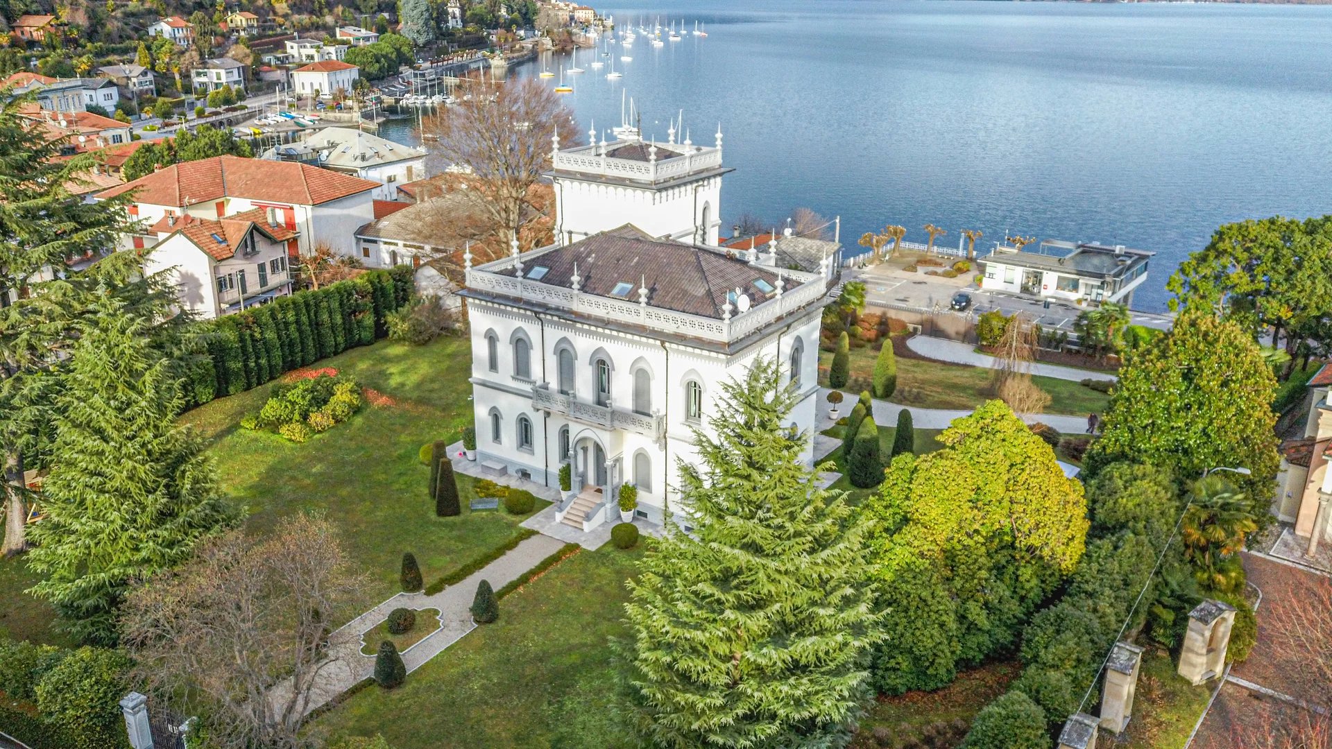 Prestigieuse villa d'époque avec annexe et guérite rénovée à vendre à Lesa sur le Lac Majeur