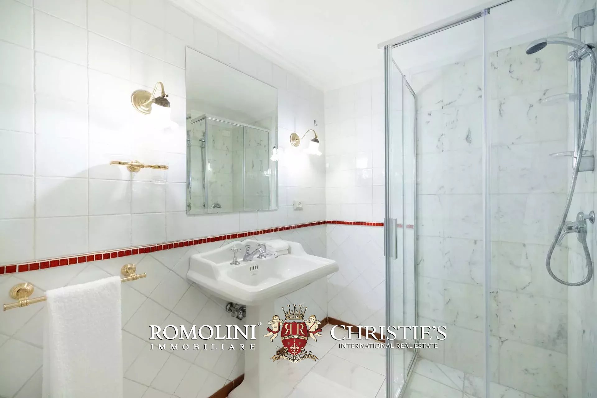 PRACHTVOLLER RESTAURIERTER PALAZZO MIT BLICK AUF DAS HISTORISCHE ZENTRUM VON FLORENZ ZU VERKAUFEN