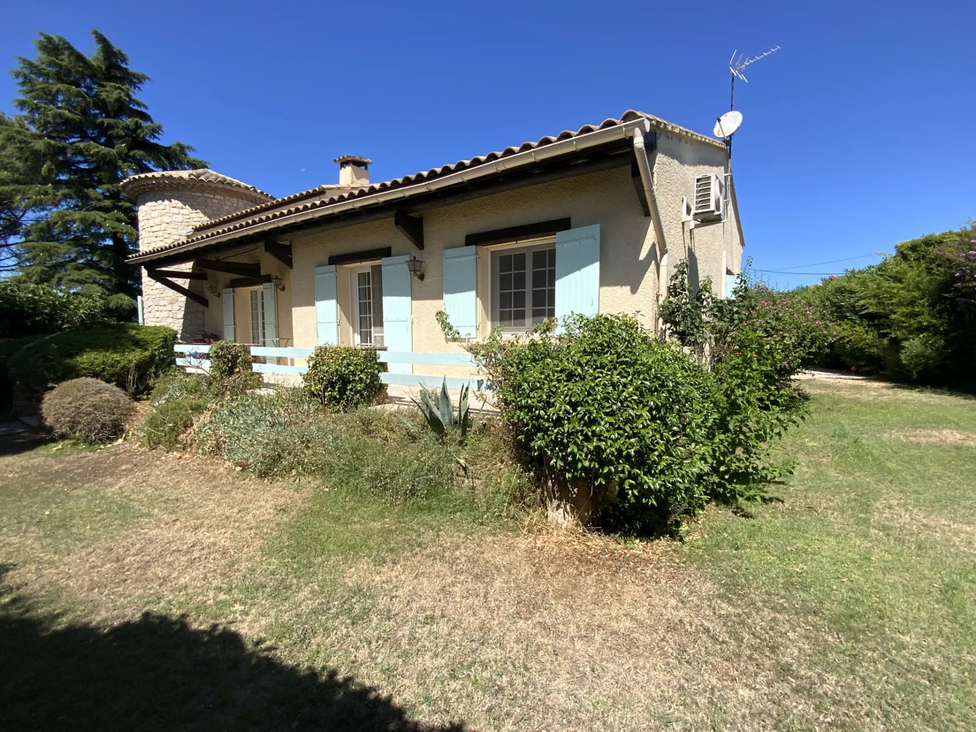 Villa cossue située à Uzès avec terrain de 1400 m2 avec pisc