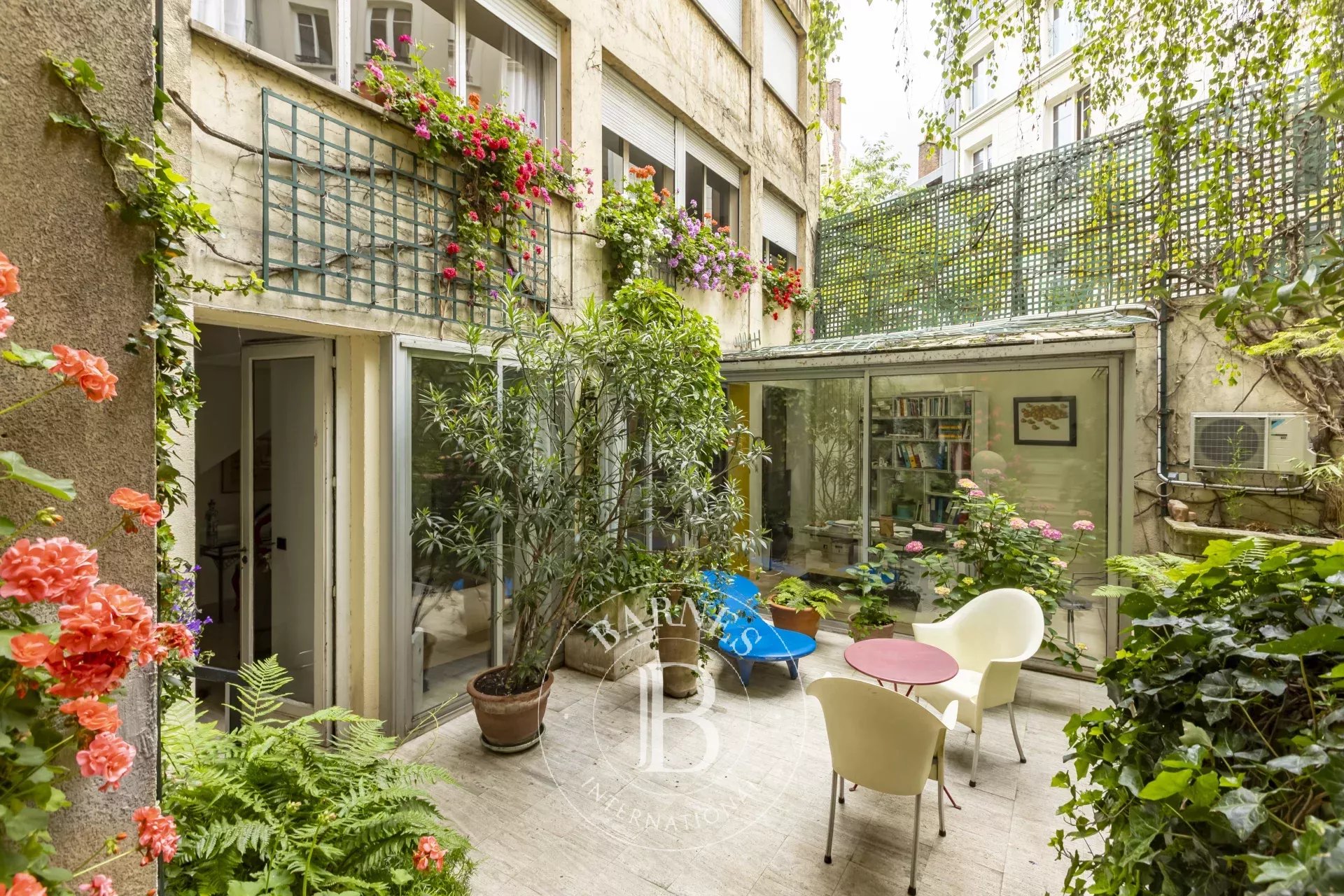 Paris 8eme - Apartment to be completely renovated with exclusive use of garden.