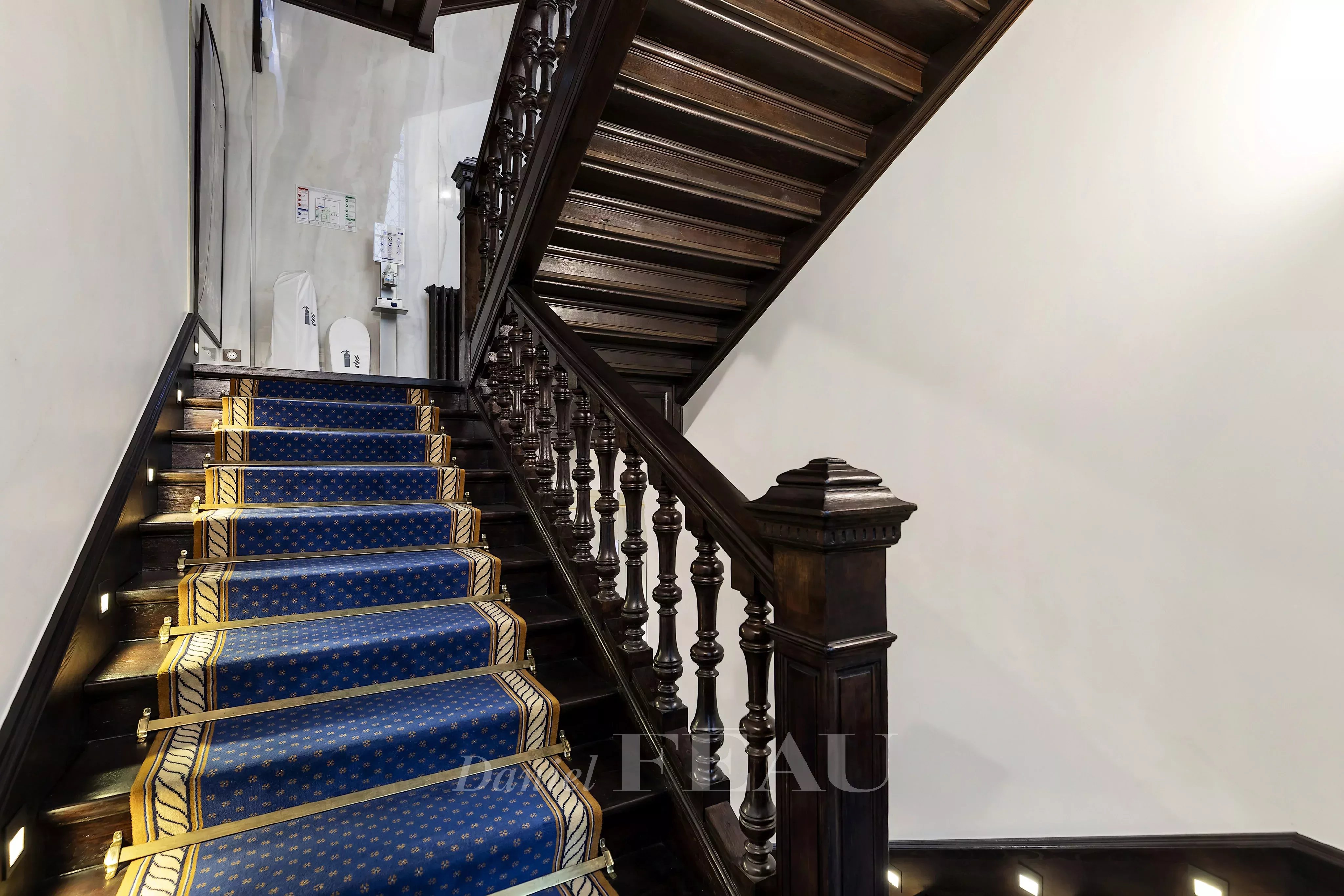 Sale Mansion Paris 8th