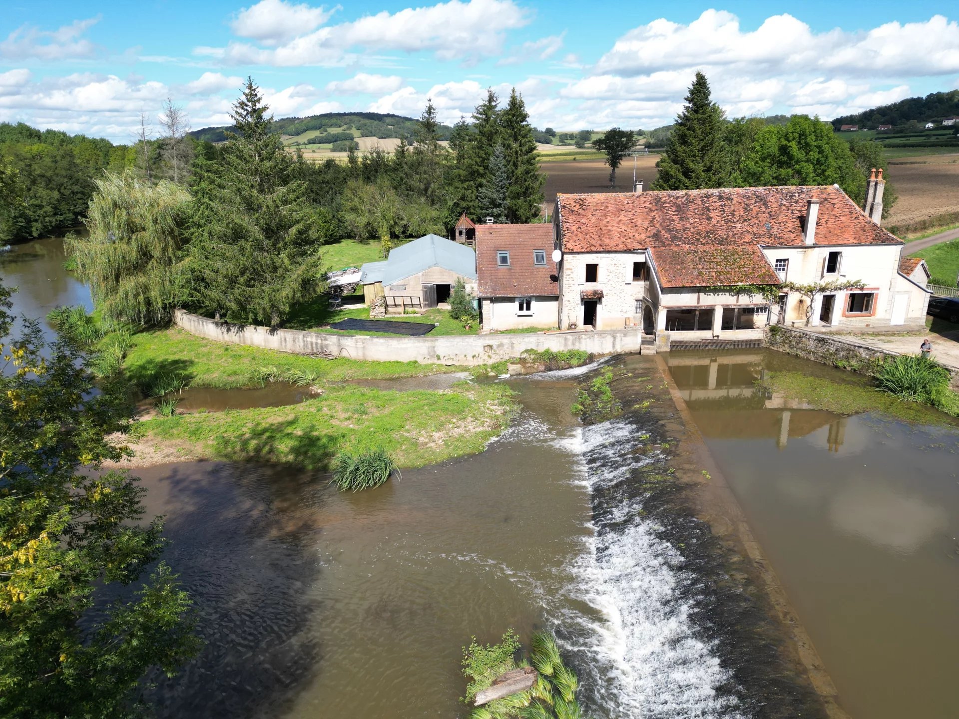 En exclusivité , moulin à rénover au coeur de l'Yonne