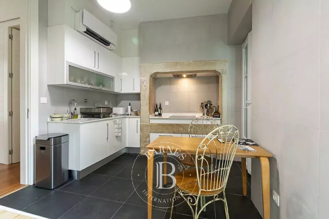 Apartamento com jardim e estacionamento