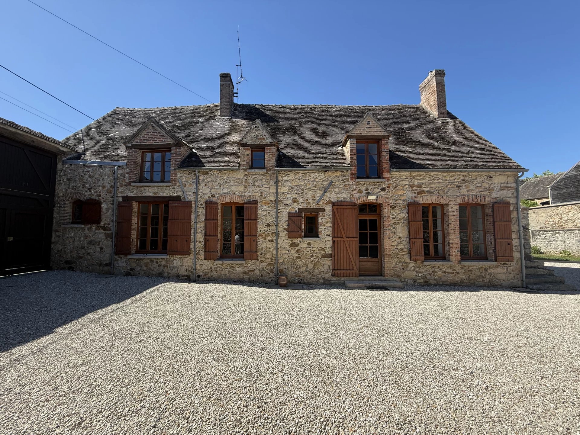 Maison de caractère – 4 chambres – Dépendances – Terrain 1 000 m² – Villemanoche