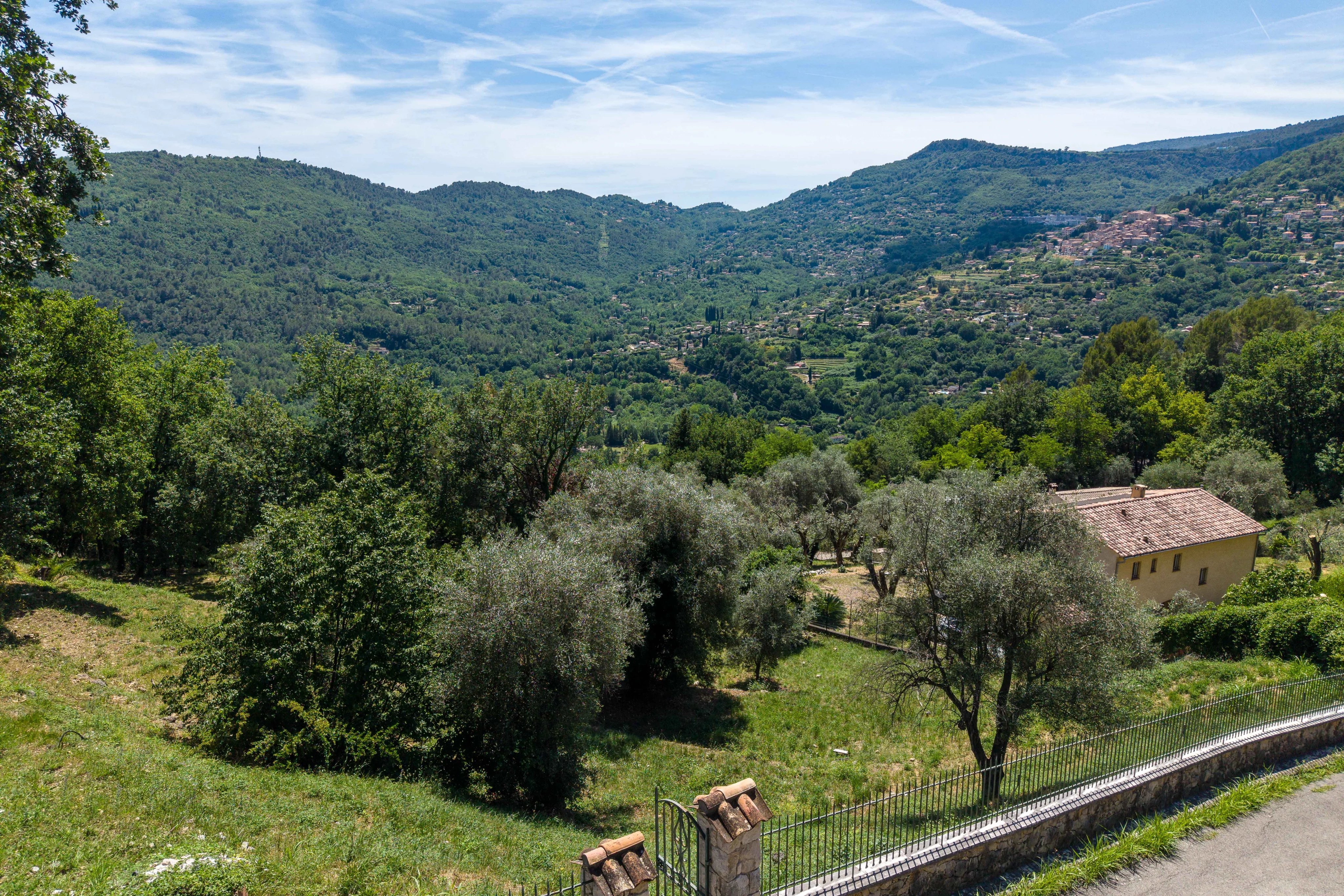 Buildable land with approved permit – Panoramic view of the perched villages in the backcountry