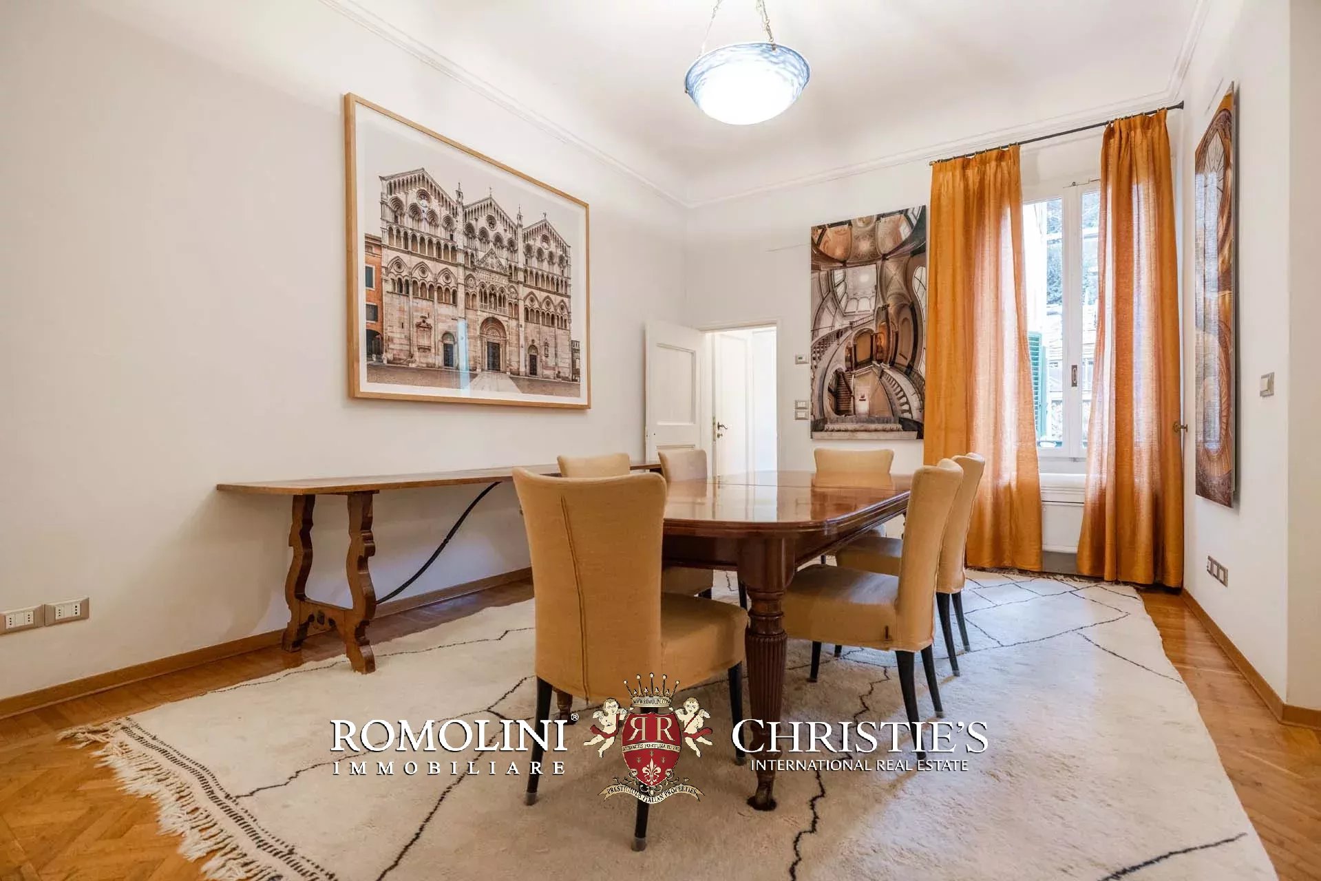 PRACHTVOLLER RESTAURIERTER PALAZZO MIT BLICK AUF DAS HISTORISCHE ZENTRUM VON FLORENZ ZU VERKAUFEN