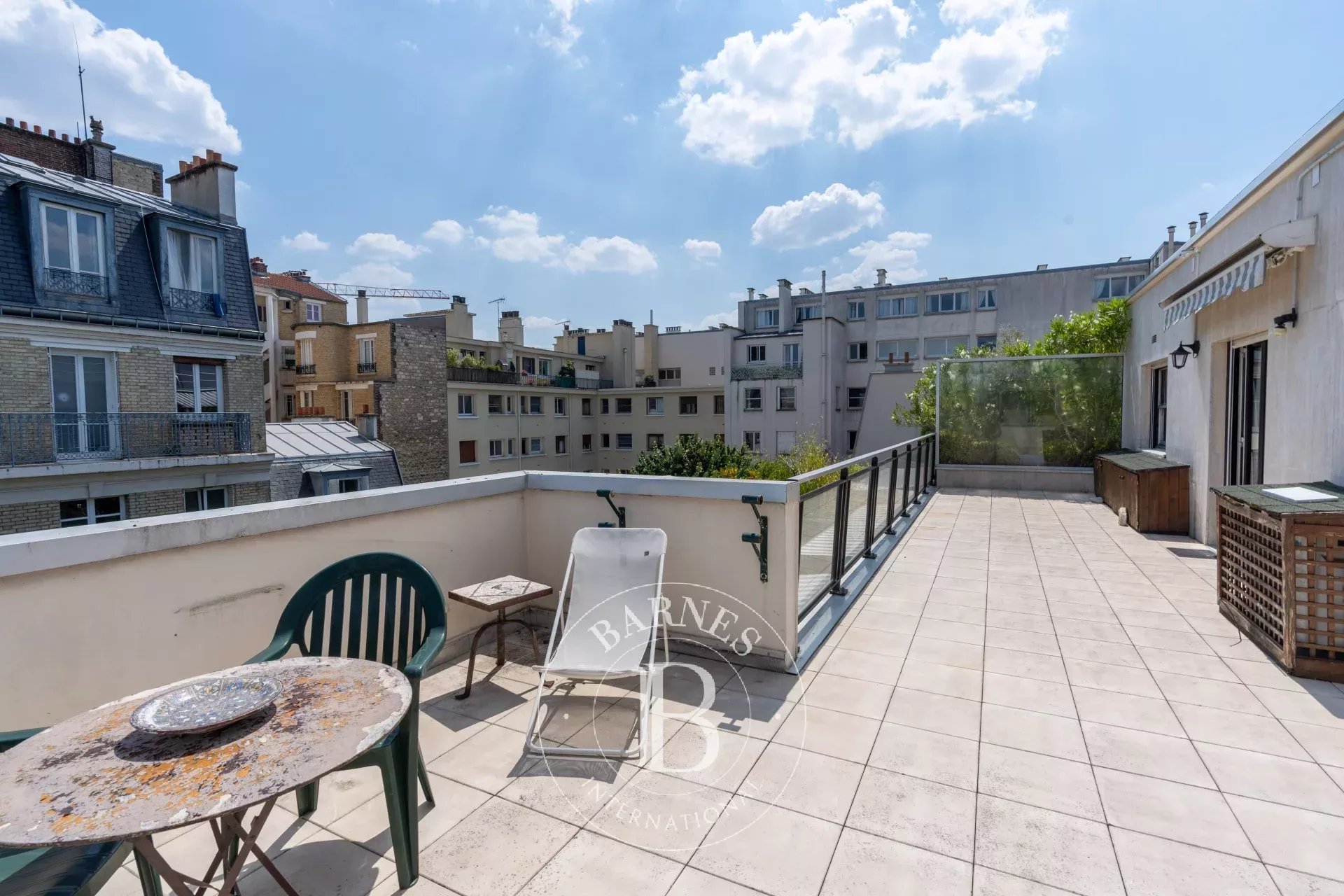Neuilly-Sainte-Foy - Top floor - Same-level terrace - 1 or 2 bedrooms - Close to the shops and metro line 1
