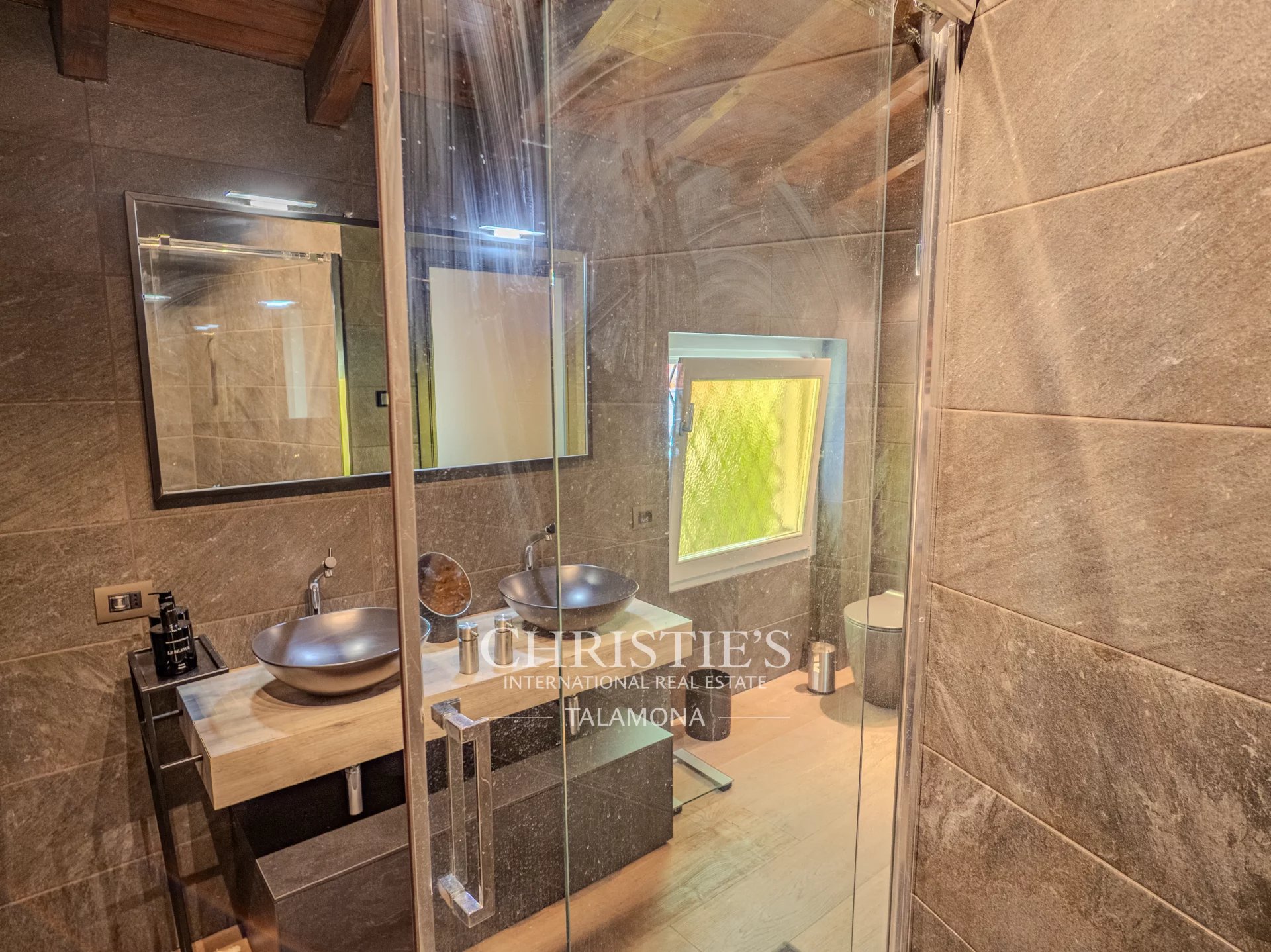 6 Bedroom Villa/Townhouse's Image 28