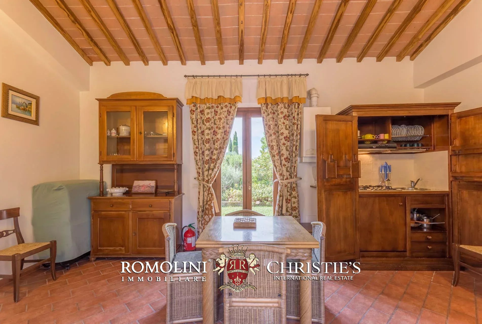 VILLA CON PISCINA E VIGNETO IN VENDITA A SIENA, TOSCANA