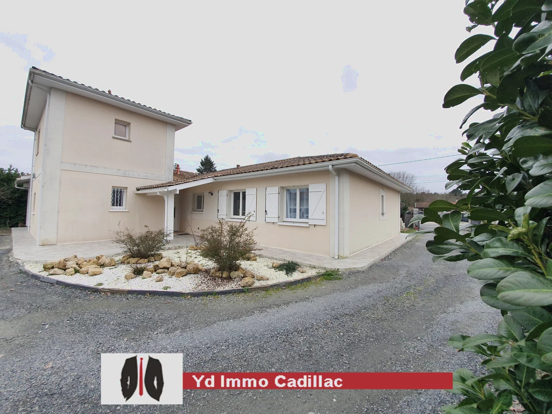 LANGON. 6 Pièces. 5 chambres, 176m². terrain 1200 m². double garage.