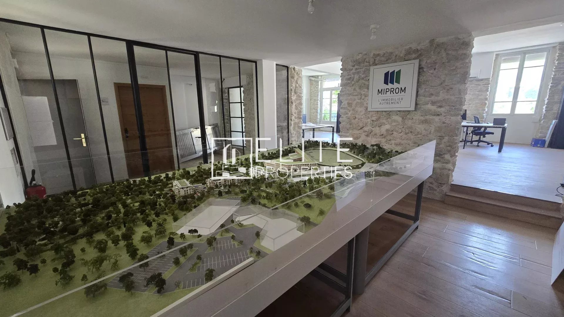LOCAL COMMERCIAL 3 PIÈCES 119m² – MOUGINS - Photo 4