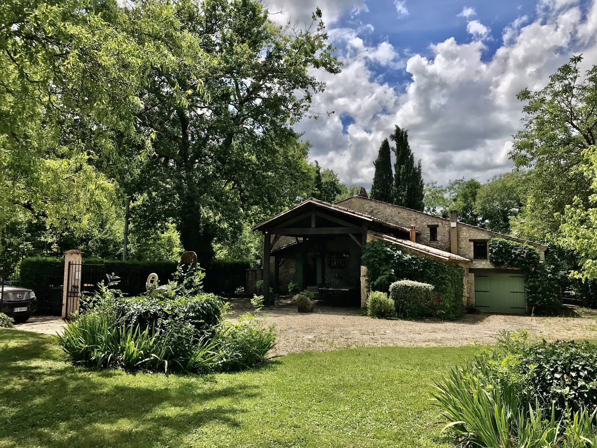 Belle maison à côté de la rivière