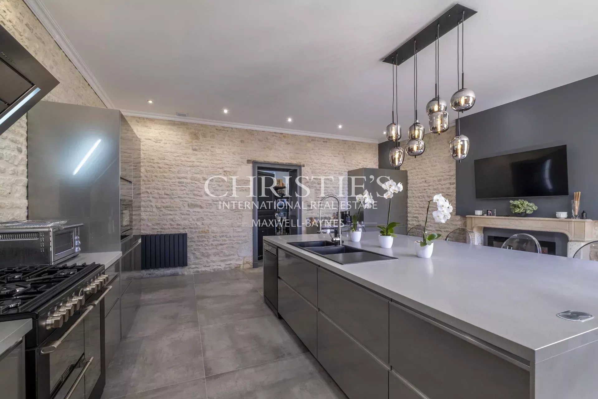 6 Bedroom Chateau's Image 9