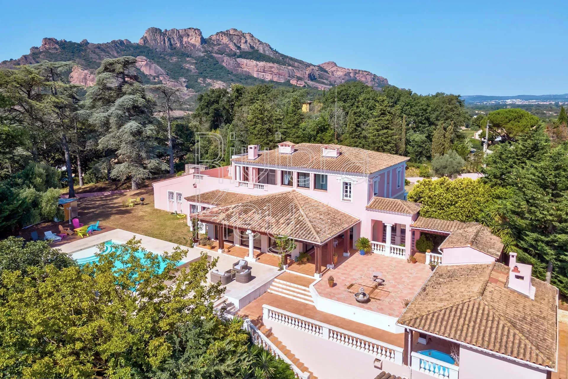 ROQUEBRUNE-SUR-ARGENS: Magnificent property on 5,000 m² of land