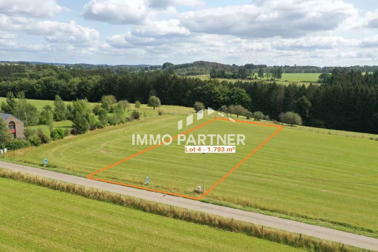 Terrain à bâtir de 1.793 m² dans petit hameau calme avec vue