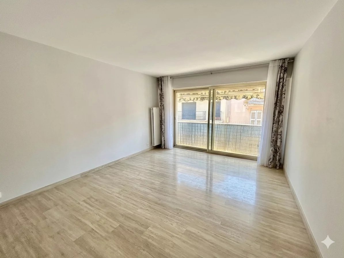 CANNES CARRÉ D'OR - LARGE ONE-BEDROOM WITH BALCONY