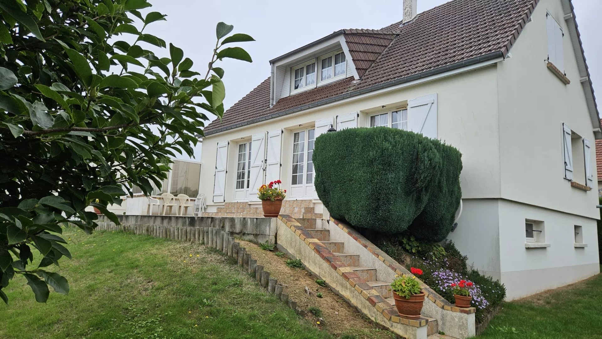 ANGERVILLE L'ORCHER - Centre