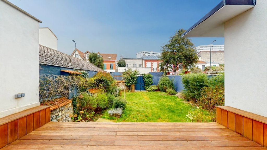 Jardin et terrasse en bois d’une maison familiale à Malakoff