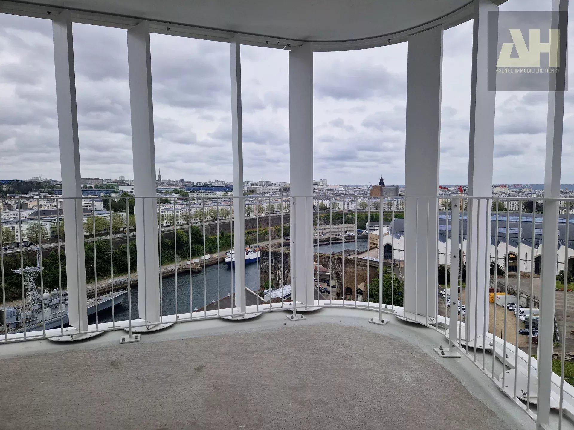 CAPUCINS - APPARTEMENT T3 NEUF - BALCON - ASCENSEUR