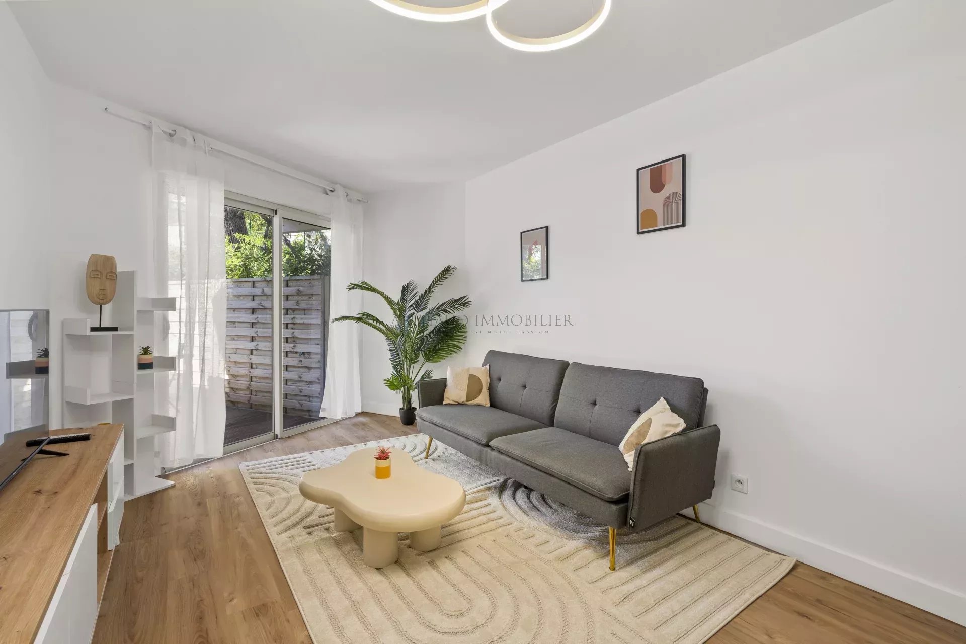 For Sale – 2-Room Apartment with Garden and Parking in Cannes