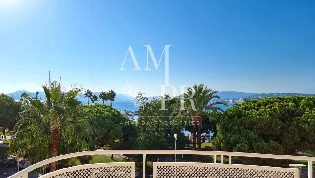 Apartment for sale in Cannes — Cannes Croisette - View over the sea and the Port Canto