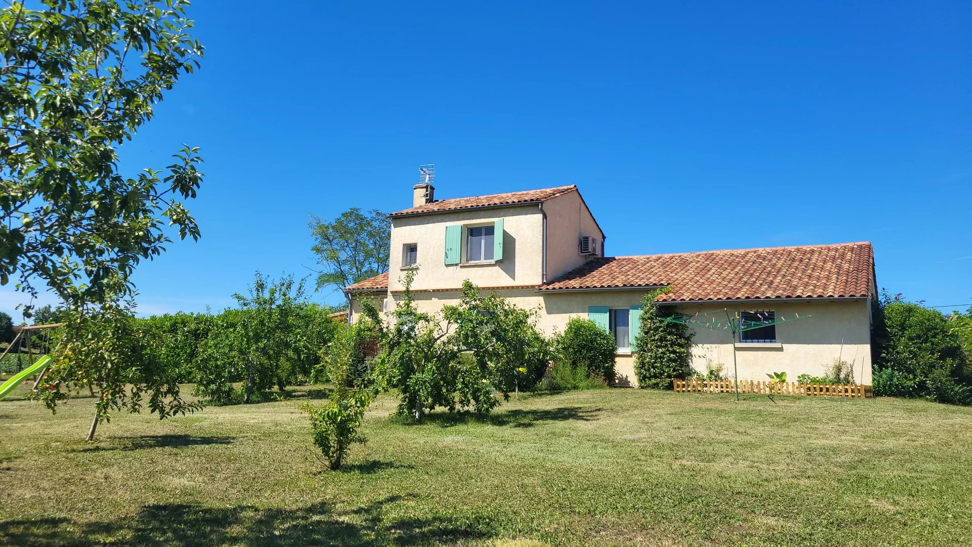 Maison style provençal, 135 m² , 3 chambres, parc de 5223 m² clos, piscine et double garage
