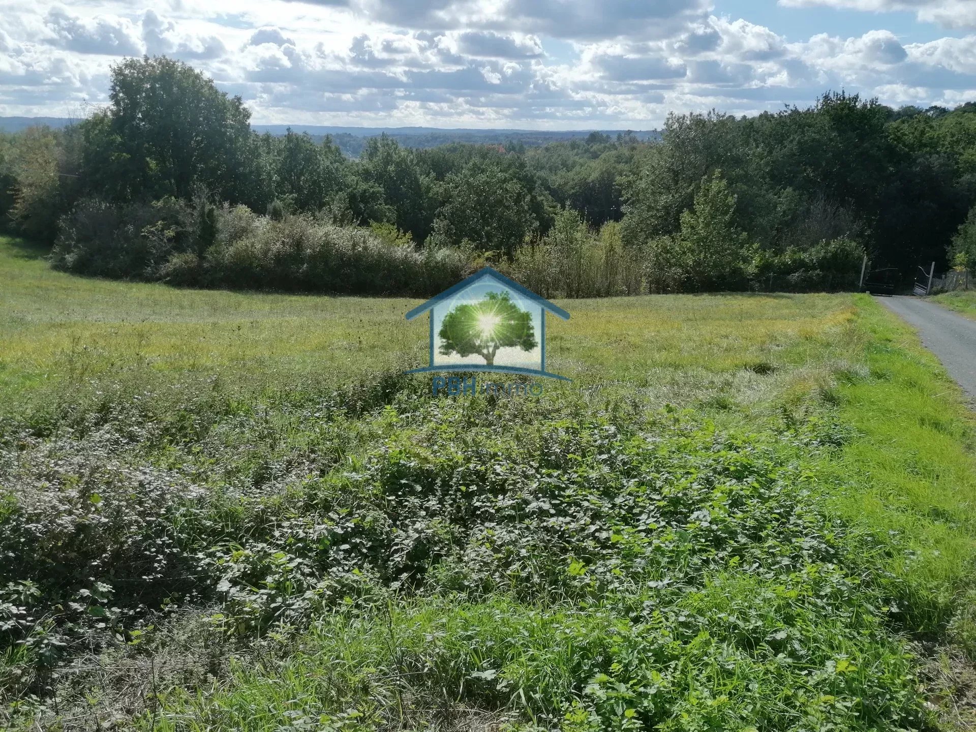 TRÈS BEAU TERRAIN DE 2098 M² À SARLAT AVEC SON PERMIS DE CONSTRUIRE