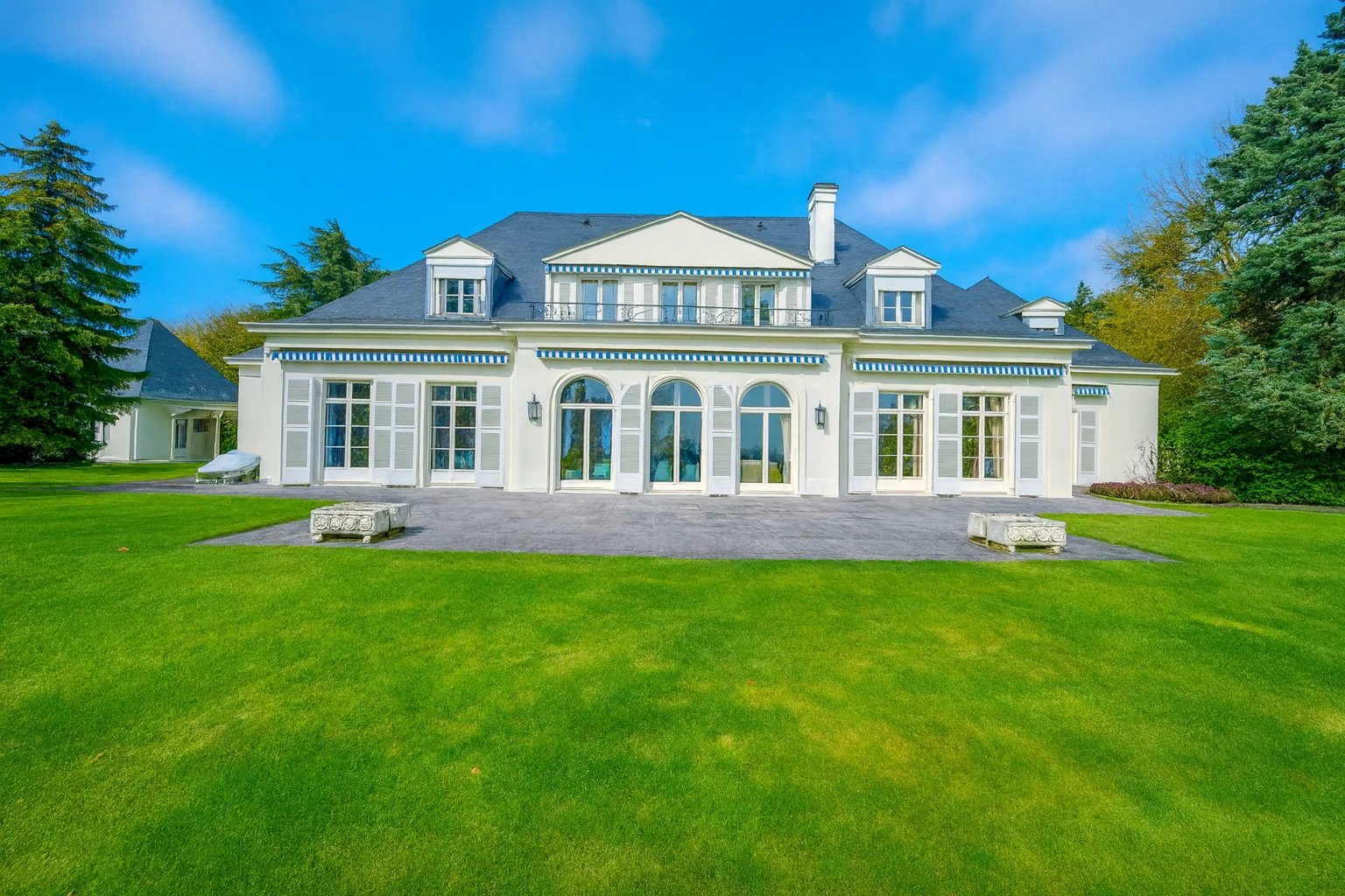 EXCLUSIVITY - Exceptional manor house 20 minutes from Geneva